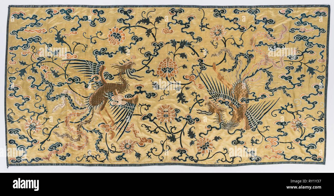 Wall Hanging, fin des années 1700 - début des années 1800. La Chine, de la dynastie Qing (1644-1912). Silksatin terre avec armure en soie laine trame supplémentaire. ; total : 188 x 378,4 cm (74 x 149 dans Banque D'Images