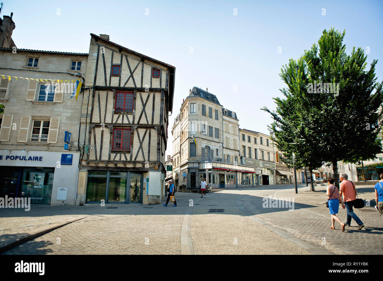 Niort (centre-ouest de la France) : bâtiment et maisons à colombages de la "place des Halles' square, dans le centre-ville Banque D'Images