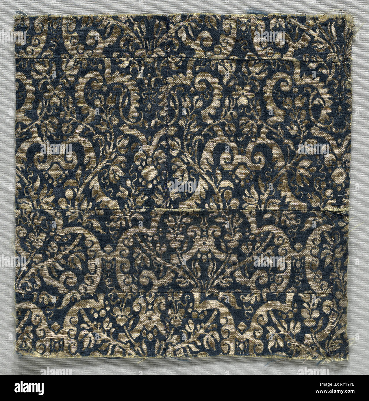 Fragment de textile, années 1600. Italie, 17e siècle. Les Lampas tissu ( ?) ; total : 24 x 23,3 cm (9 7/16 x 9 3/16 in Banque D'Images