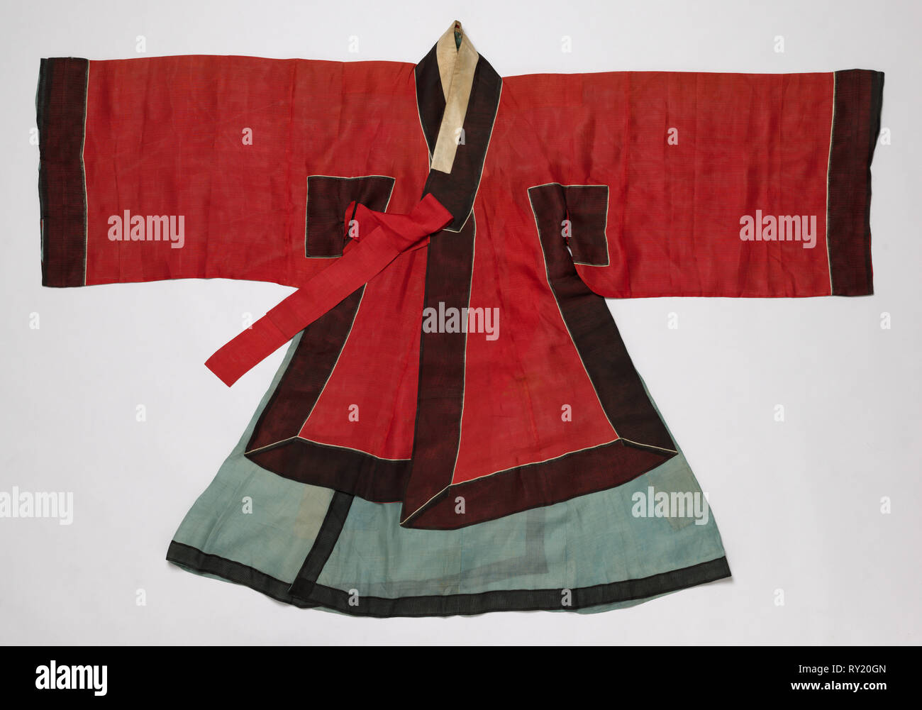 Costume de cérémonie royale et accessoires, fin des années 1800-début des années 1900. Corée, Dynastie Joseon (1392-1910). Papier Doré, fil, soie noire. Banque D'Images