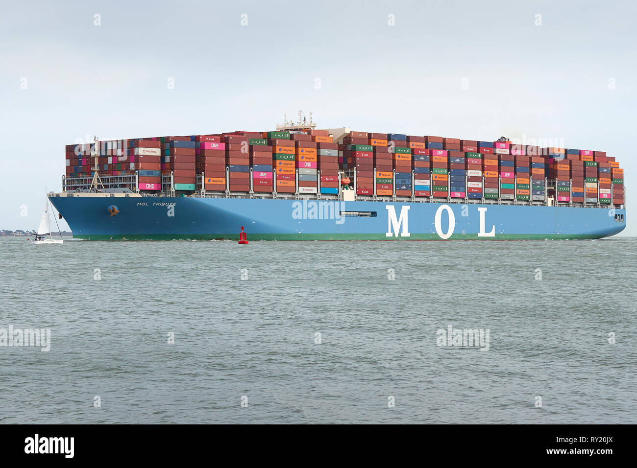 Le porte-conteneurs, MOL HOMMAGE, entre dans l'étroit chenal profond dans le Port de Southampton après un voyage de 26 jours à partir de Singapour. Banque D'Images