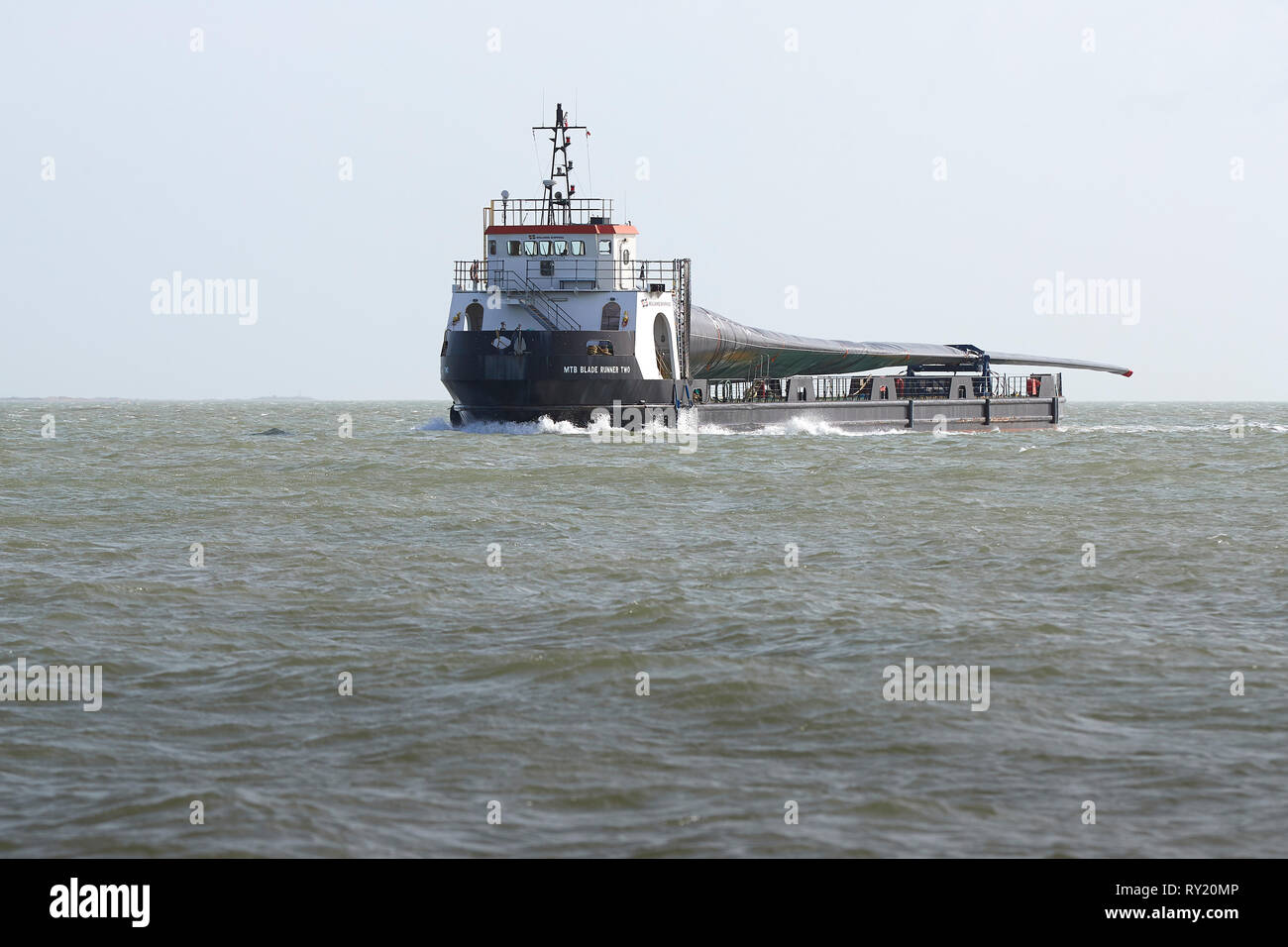 Le pont d'un cargo, MTB Blade Runner deux, le transport d'une pale de turbine éolienne géante de l'île de Wight au Port de Southampton, Royaume-Uni. Banque D'Images