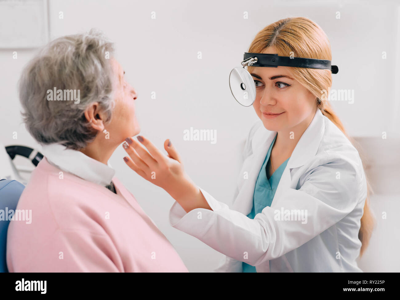 L'examen oto-rhino-laryngologiste glandes du patient au cabinet médical Banque D'Images