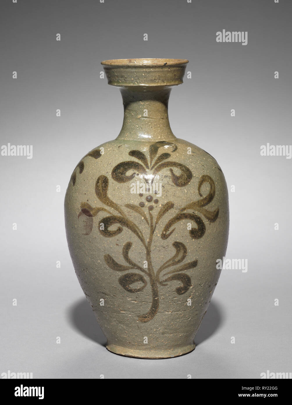 Vase avec fleurs, 1100s. Corée, période Goryeo (918-1392). Avec fer à  repasser sous glaçure Celadon-brun ; total : 26,4 cm (10 3/8 in Photo Stock  - Alamy