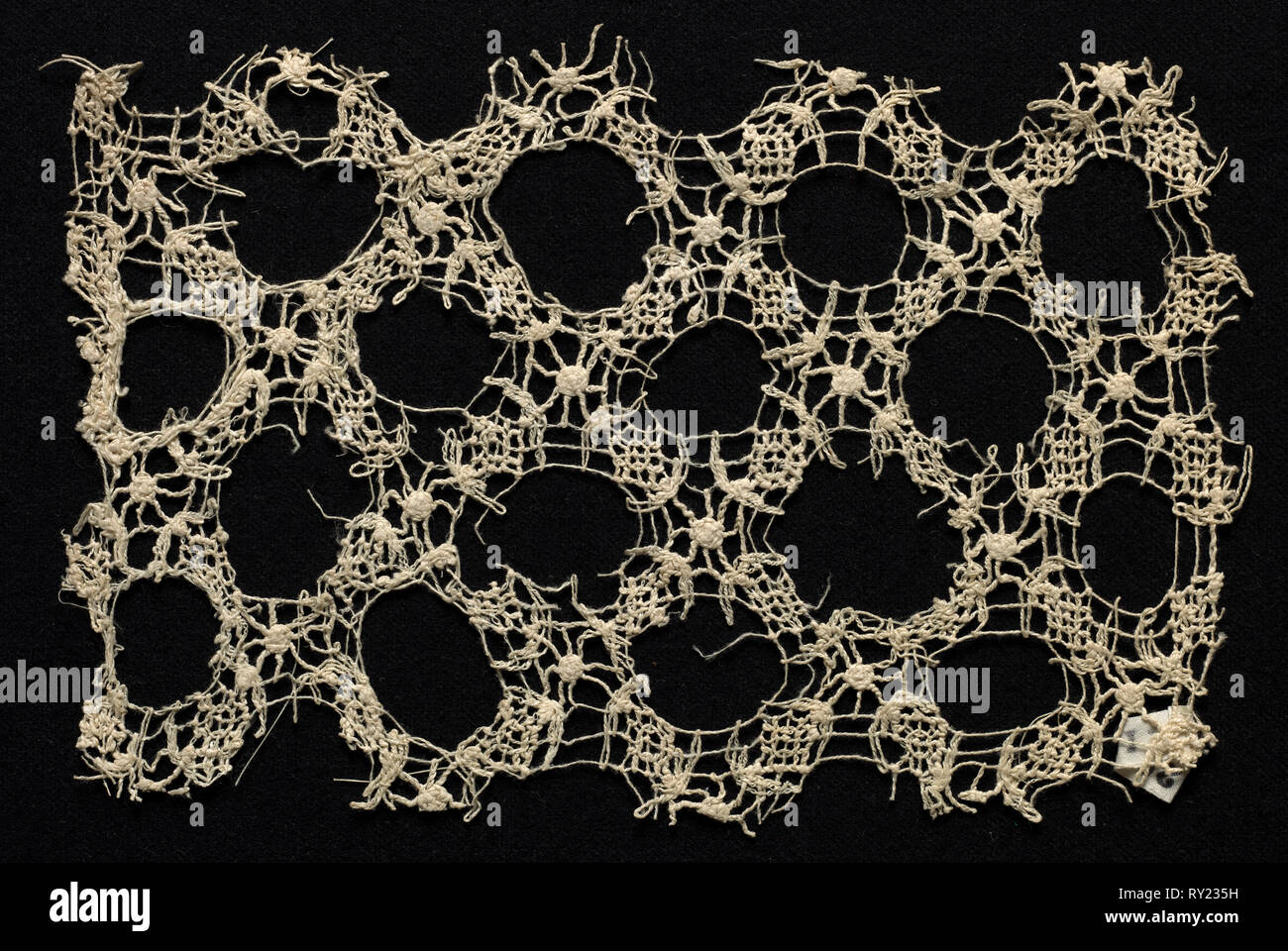 Avec de larges fragments modèle circulaire, 16ème-17ème siècle. L'Italie, 16ème-17ème siècle. Dentelle à aiguille, le mezza mandolina ; linge blanchi (est.) ; total : 11,4 x 17,5 cm (4 1/2 x 6 7/8 po Banque D'Images