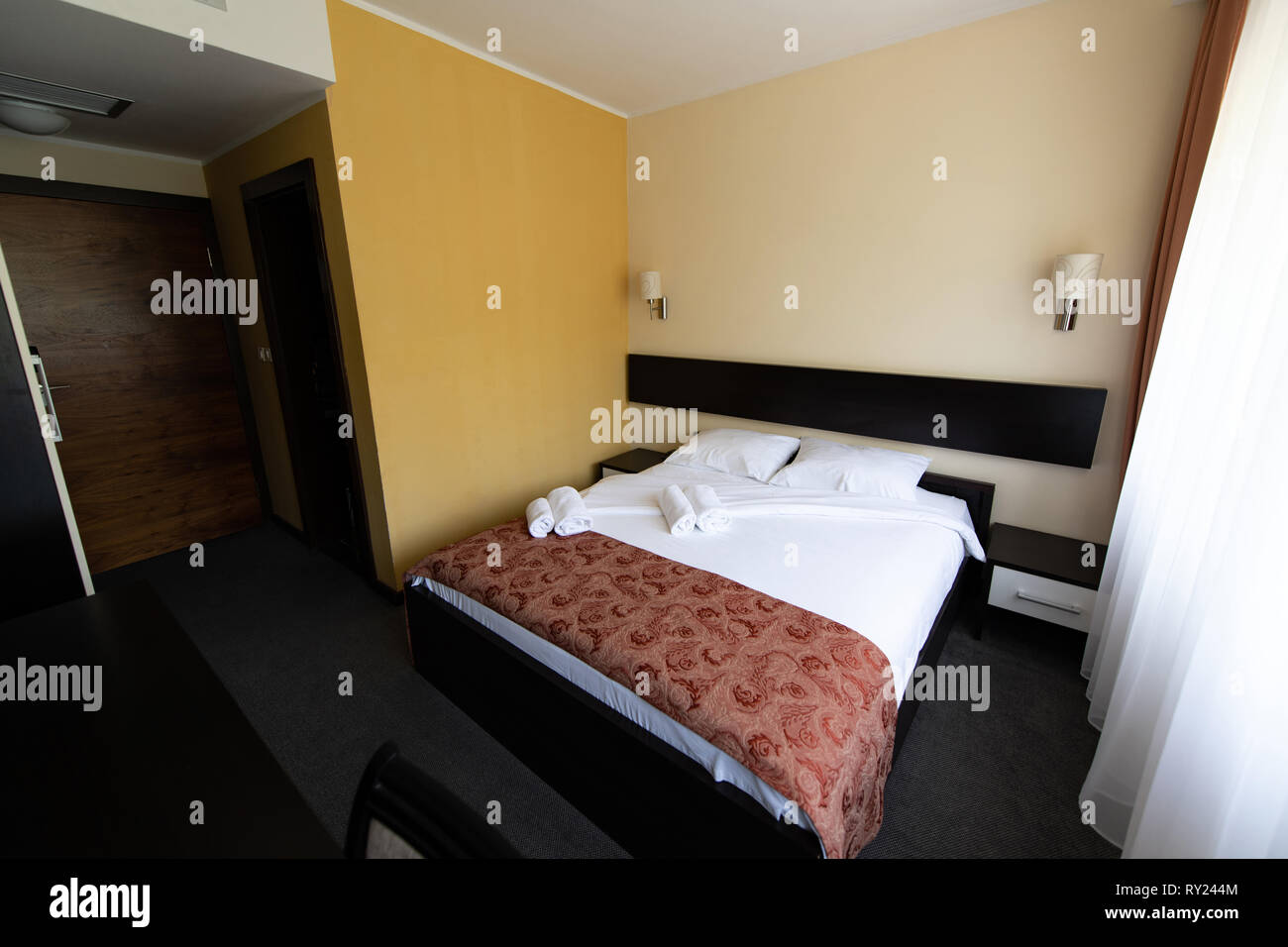 Chambre à coucher moderne confortable et lumineux, avec une grande fenêtre Banque D'Images