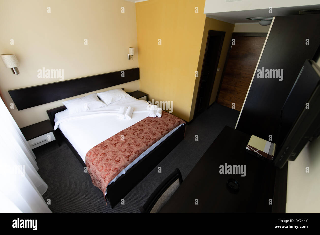 Chambre à coucher moderne confortable et lumineux, avec une grande fenêtre Banque D'Images