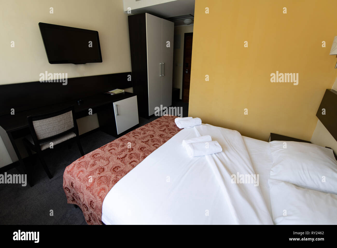 Chambre à coucher moderne confortable et lumineux, avec une grande fenêtre Banque D'Images