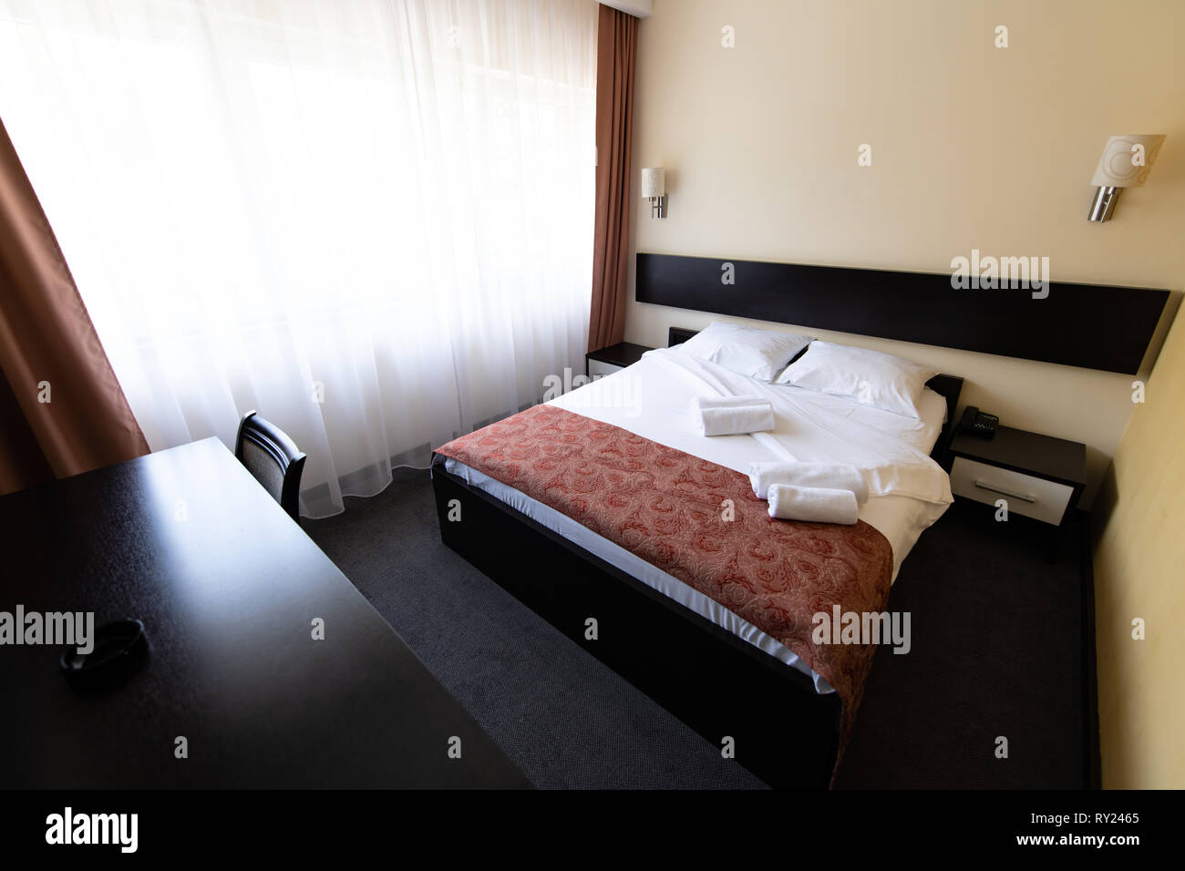 Chambre à coucher moderne confortable et lumineux, avec une grande fenêtre Banque D'Images