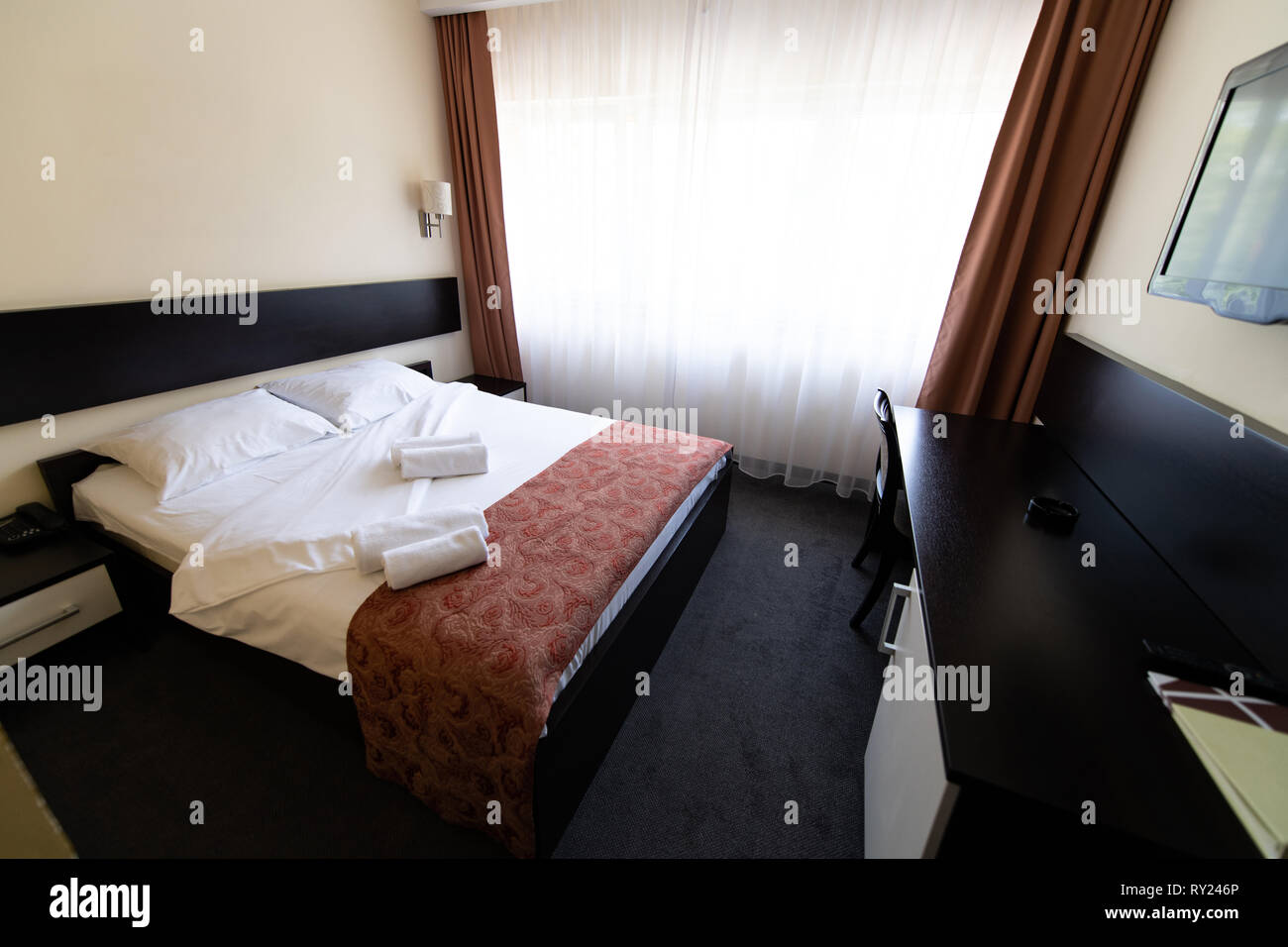 Chambre à coucher moderne confortable et lumineux, avec une grande fenêtre Banque D'Images