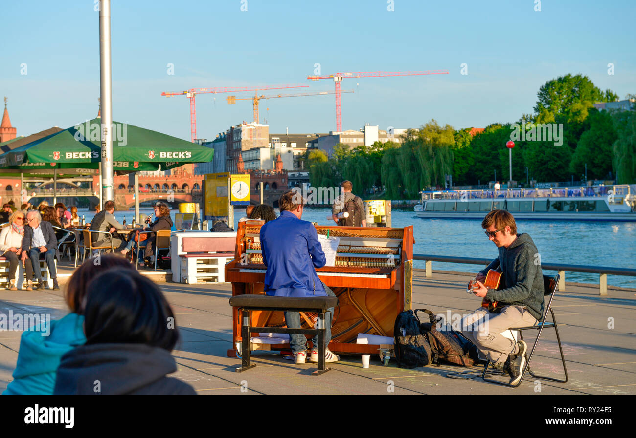 Musiker, Spreeufer, Muehlenstrasse, Friedrichshain, Berlin, Deutschland, M³hlenstrasse Banque D'Images