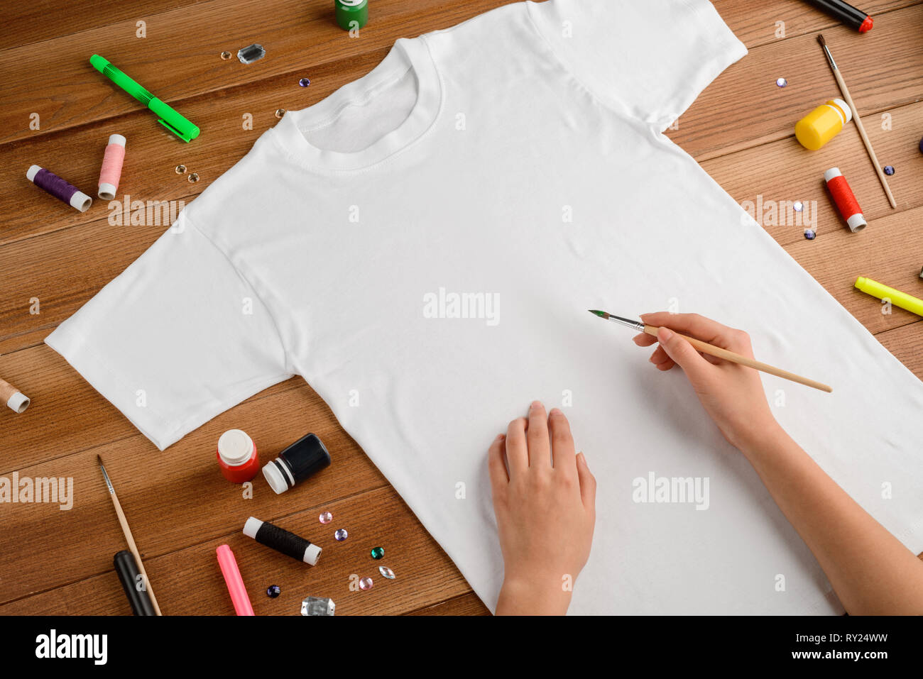 Fille de peindre sur un t-shirt Banque D'Images