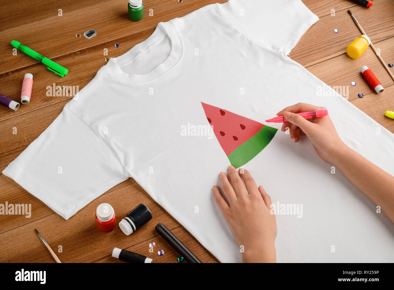 Dimensions watermelon slice sur t-shirt Banque D'Images