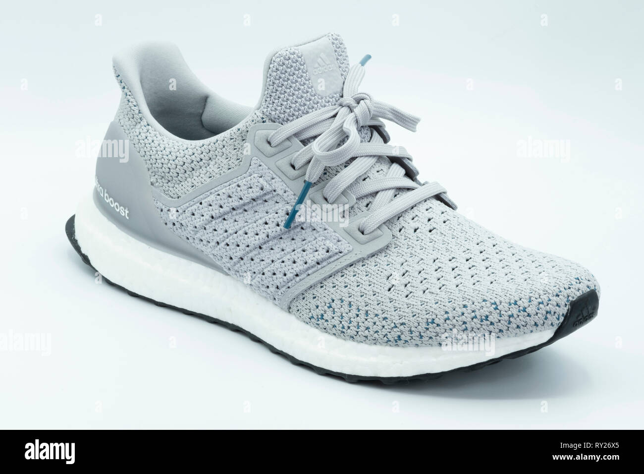 Adidas Clima Ultra Boost sneaker gris dentelle isolé sur fond blanc Photo  Stock - Alamy