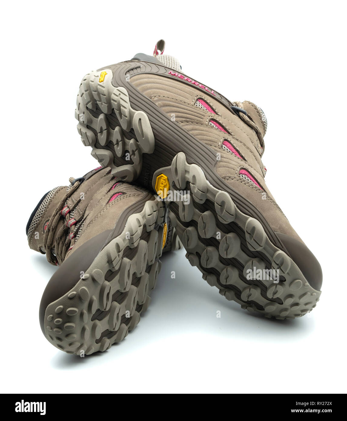Une paire de chaussures de randonnée Merrell brown avec semelles Vibram isolé sur fond blanc Banque D'Images