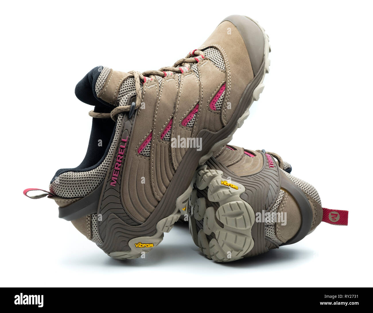 Une paire de chaussures de randonnée Merrell brown avec semelles Vibram isolé sur fond blanc Banque D'Images