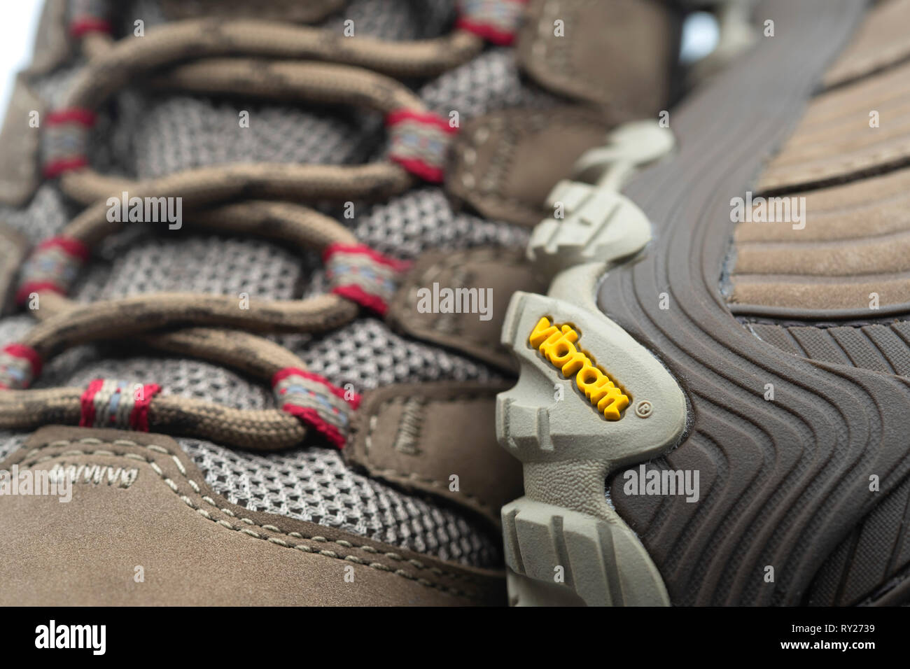 Close up de semelles en caoutchouc Vibram sur Merrell, chaussures de randonnée Banque D'Images