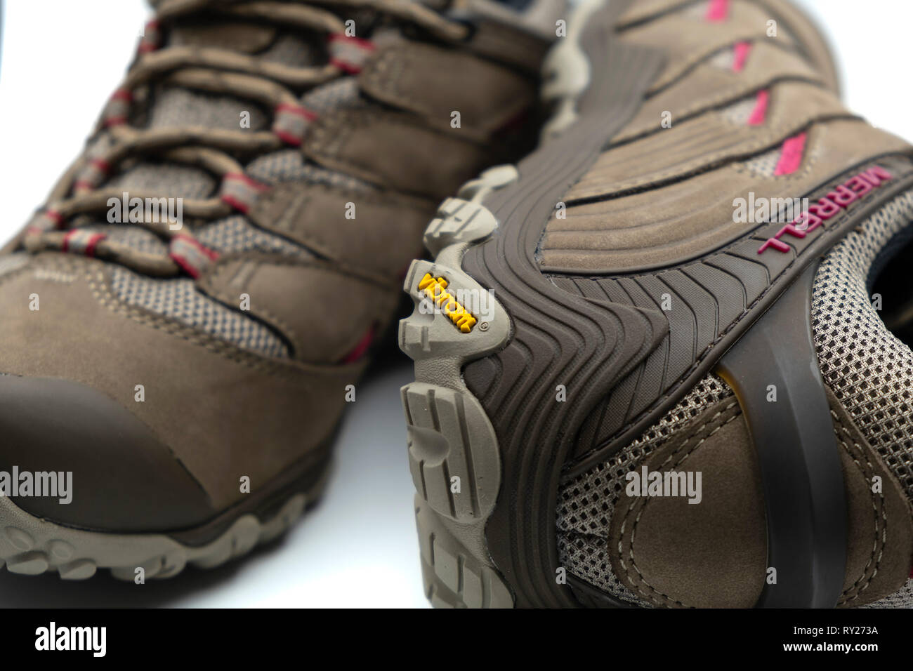 Close up de semelles en caoutchouc Vibram sur Merrell, chaussures de randonnée Banque D'Images