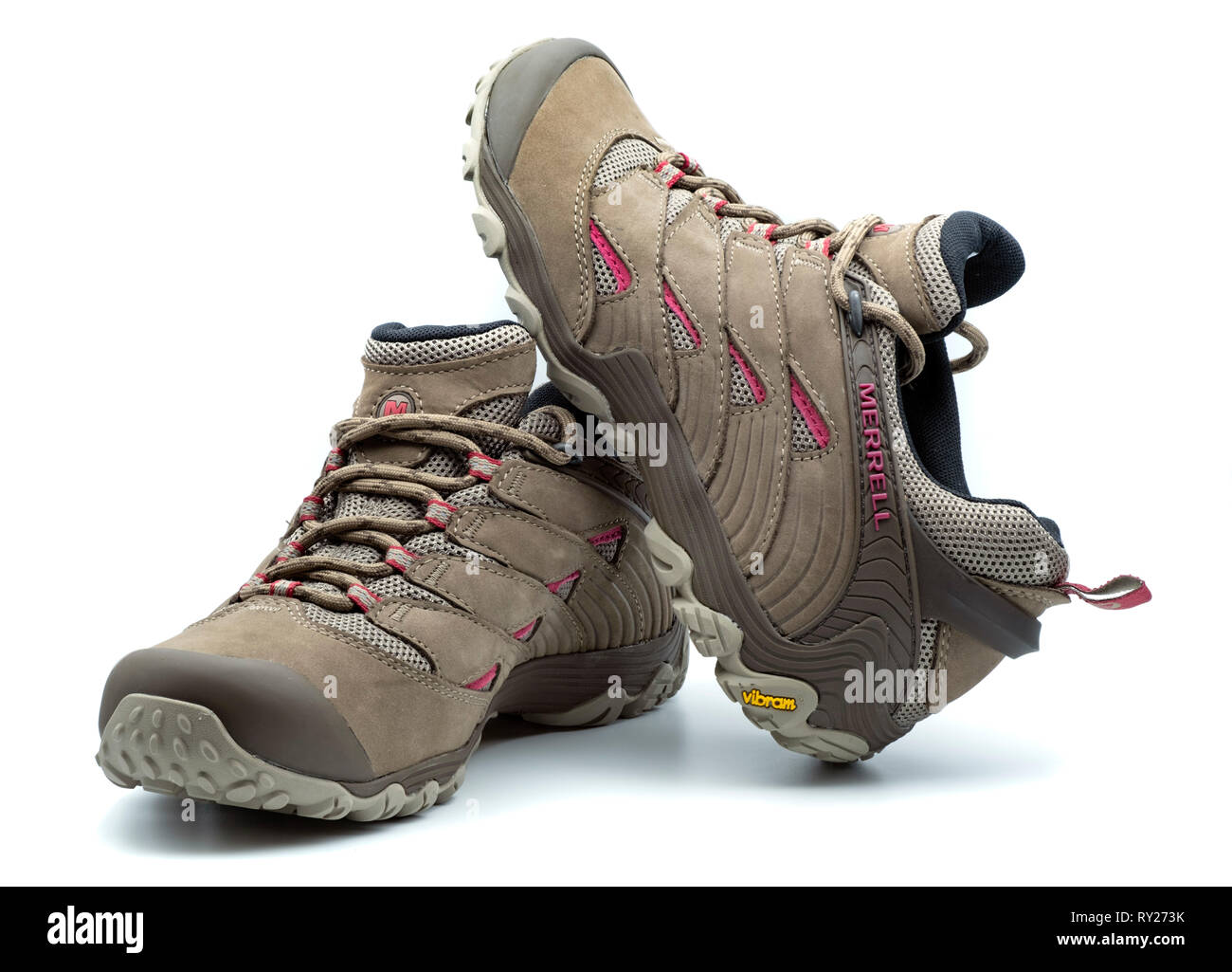 Une paire de chaussures de randonnée Merrell brown isolé sur fond blanc Banque D'Images