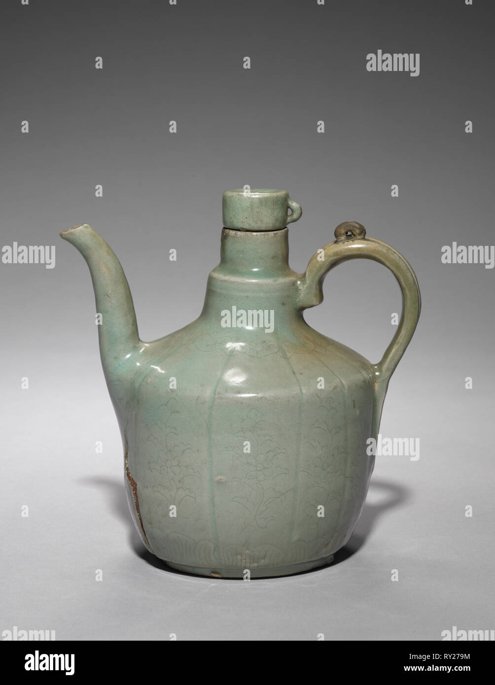 Pot de vin avec chrysanthème incisées Design, 1100s-1200s. Corée, période Goryeo (918-1392). La Poterie Banque D'Images