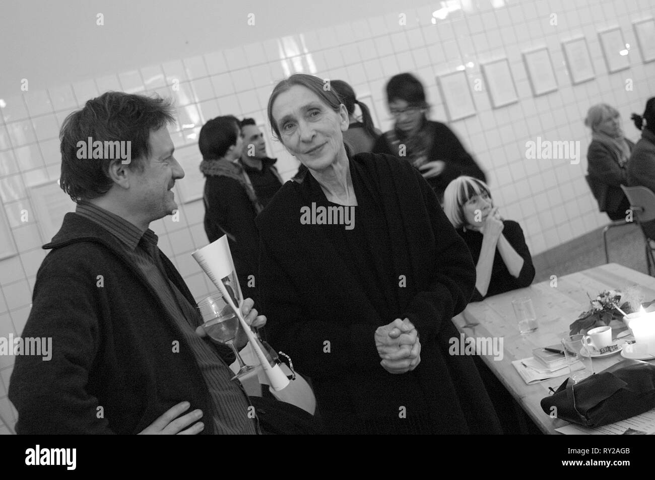 Allemagne, Essen, 24.11.2008 : Pina Bausch en conversation avec Thierry de Mey après un gala de danse à PACT Zollverein dans le cadre de l'Internationale, Deutsc Banque D'Images