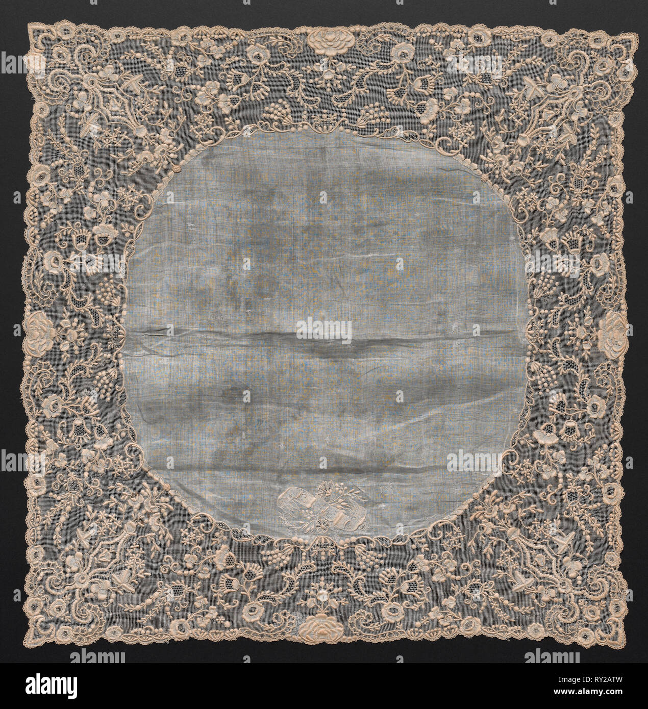 Mouchoir, début des années 1800. France, début xixe siècle. Broderie : lin ; total : 48,2 x 48,8 cm (19 x 19 3/16 po Banque D'Images