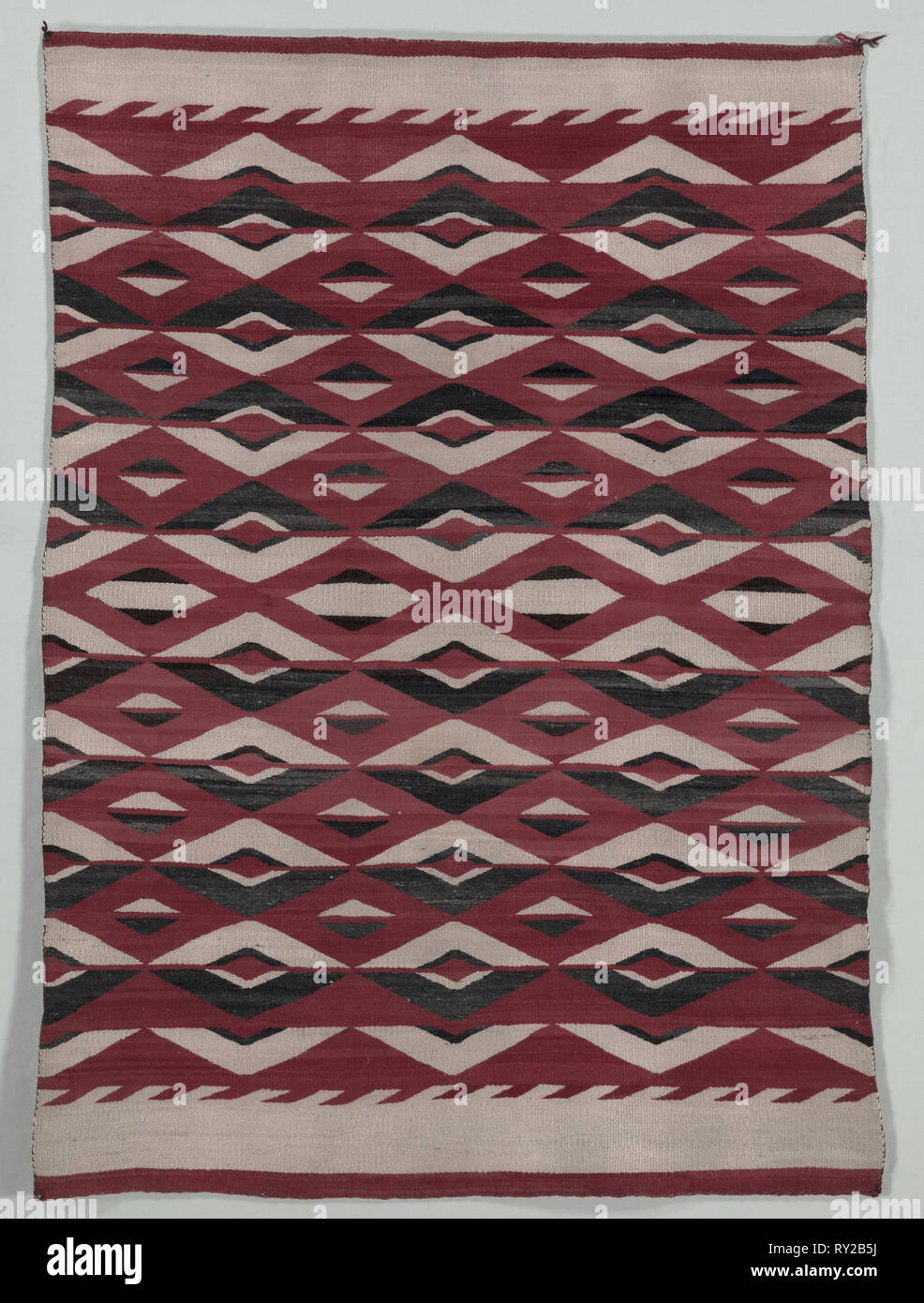 Tapis de style réseau diamant, ch. 1890-1900. Nord, Autochtones d'Amérique  du Nord, Sud-ouest, Navajo, Post-Contact, période de transition. Tissage de  la tapisserie : laine (laine filée main) ; total : 182,8 x