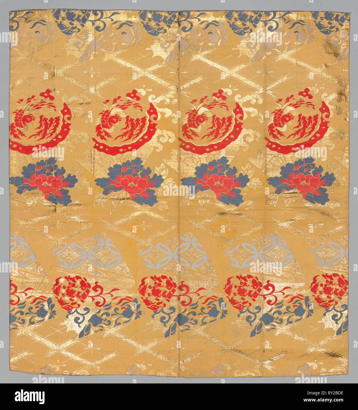 Tissu, fin des années 1800-début des années 1900. Japon, fin du xixe ou début du xxe siècle. Soie brocart avec filetage métallique trame ; moyenne : 71,1 x 66,7 cm (28 x 26 1/4 in Banque D'Images