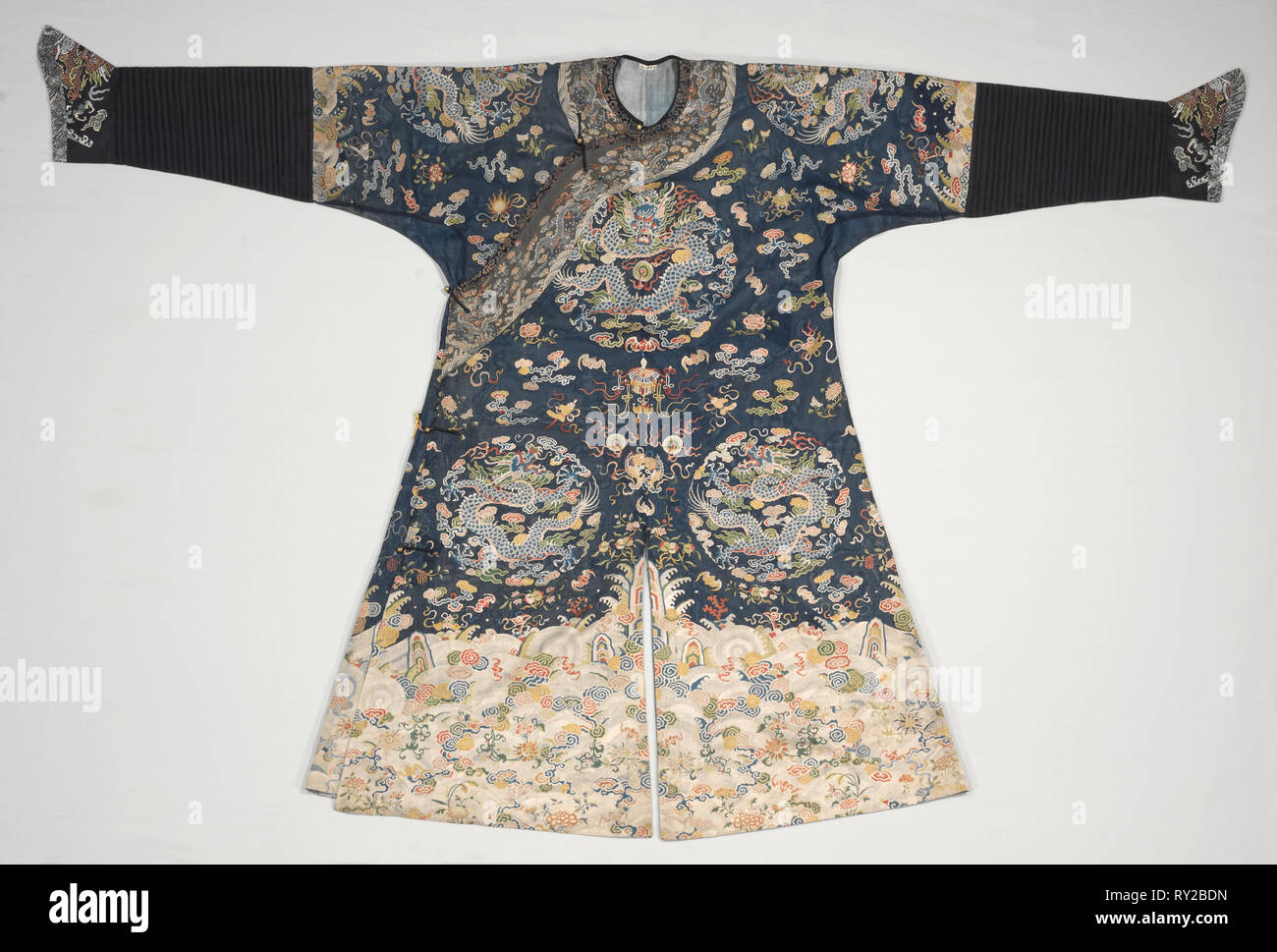 Robe Mandarin, fin des années 1700 au début des années 1800. Chine, 18e-19e siècle. Tissu de gaze de soie, broderie ; ; total : 133,4 x 208,3 cm (52 1/2 x 82 dans Banque D'Images