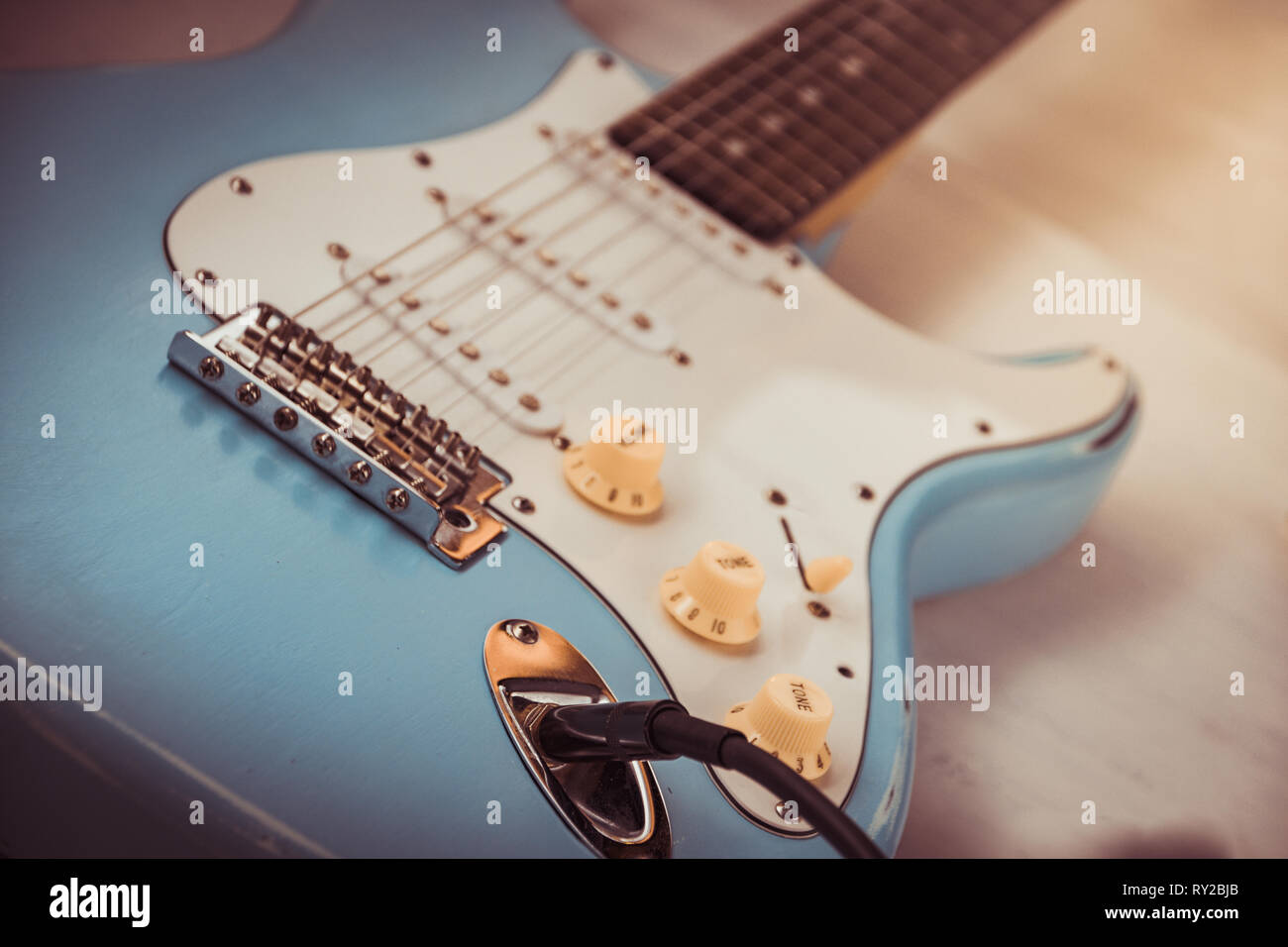 Plus de détails et le branchement du câble guitare jack et le fil.  Contrôles de volume et tonalité. Close up blue guitar Photo Stock - Alamy