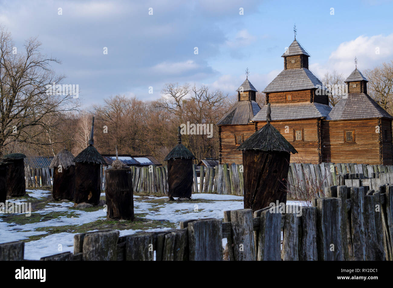 Ancienne maison traditionnelle en bois avec un toit de paille en plein air du musée national ukrainien Pirogovo. Kiev, Ukraine Banque D'Images