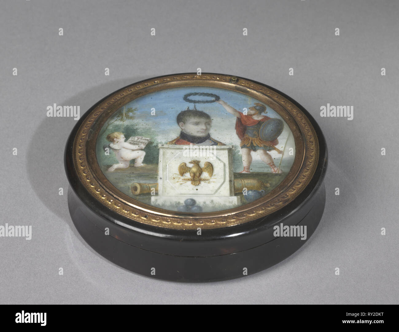 Snuff Box, début des années 1800. La Suisse, au début du xixe siècle. L'écaille avec automate peint sous verre miniature monté en métal doré sur l'or ; total : 2,3 x 8 cm (7/8 po x 3 1/8 po Banque D'Images