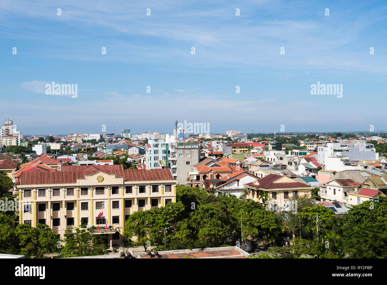 Vue de haut sur les toits de bâtiments modernes à Hue, Thua Thien Hue Province, Vietnam, Asie, Banque D'Images