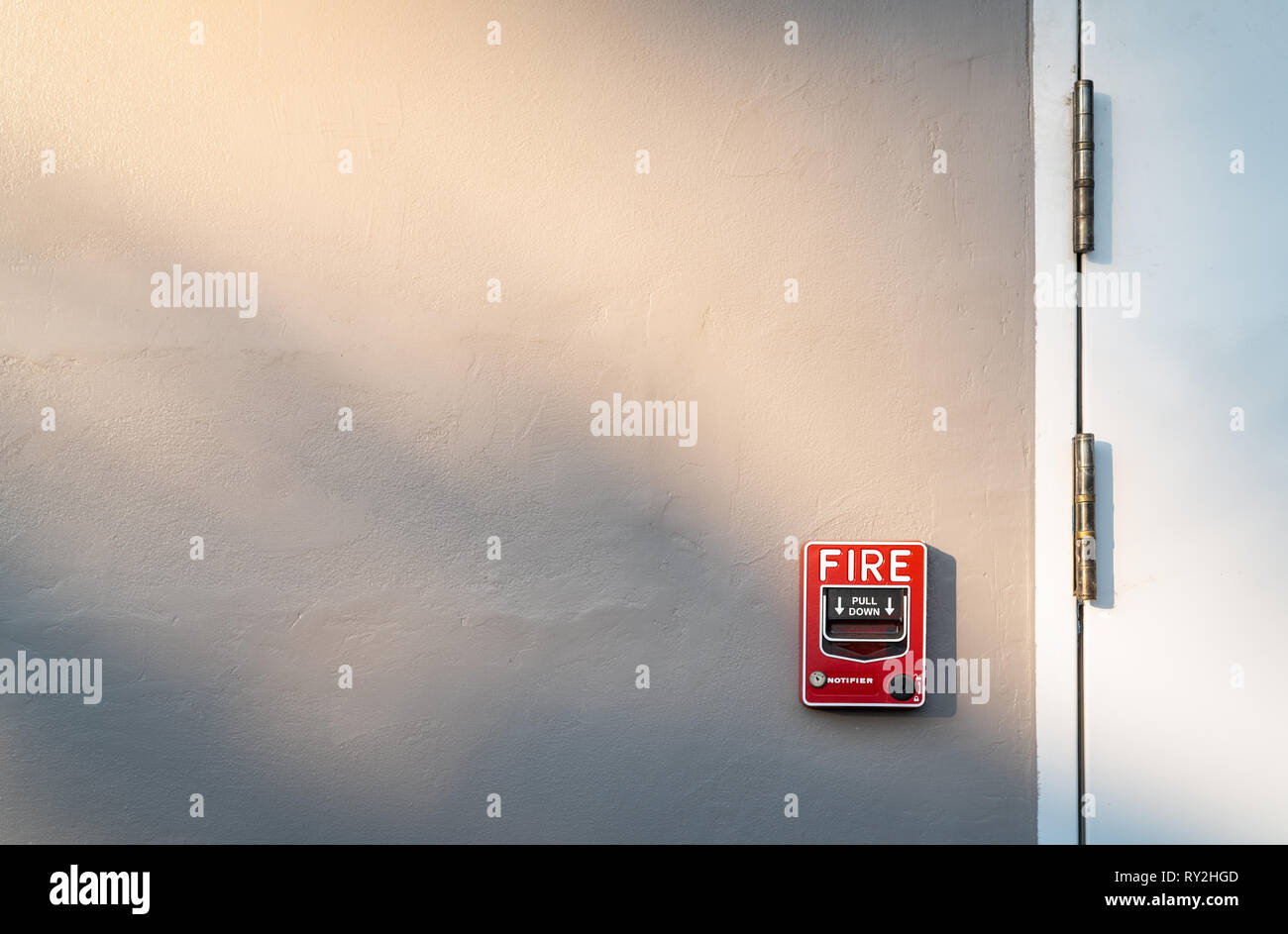 Alarme incendie sur mur de béton gris foncé. Système de sécurité et d'avertissement. L'équipement d'urgence pour l'alerte de sécurité. Boîte rouge d'alarme incendie sur le mur de l'école, HOS Banque D'Images