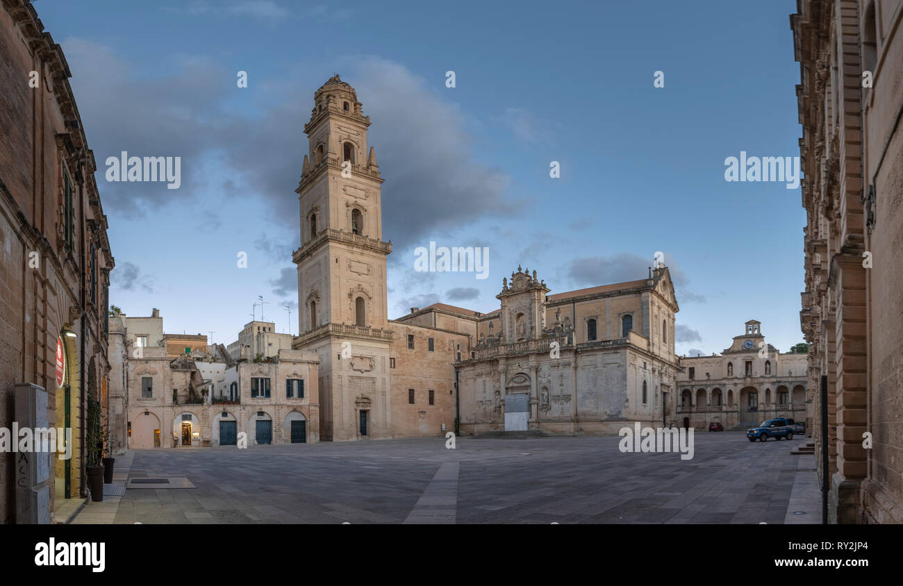 Panorama de la Piazza del Duomo , le campanile et la tour de la cathédrale de la Vierge Marie ( Basilica di Santa Maria Assunta in Cielo ) dans Lecce - Pouilles, Italie. Banque D'Images