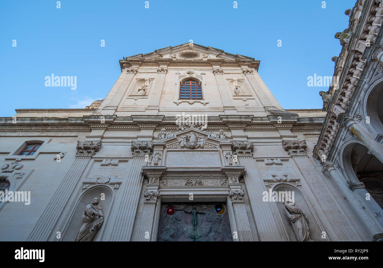 La Piazza del Duomo , Vierge Marie ( Cathédrale Basilica di Santa Maria Assunta in Cielo ) , Caritas Diocesana dans Lecce - Pouilles, Italie. Banque D'Images