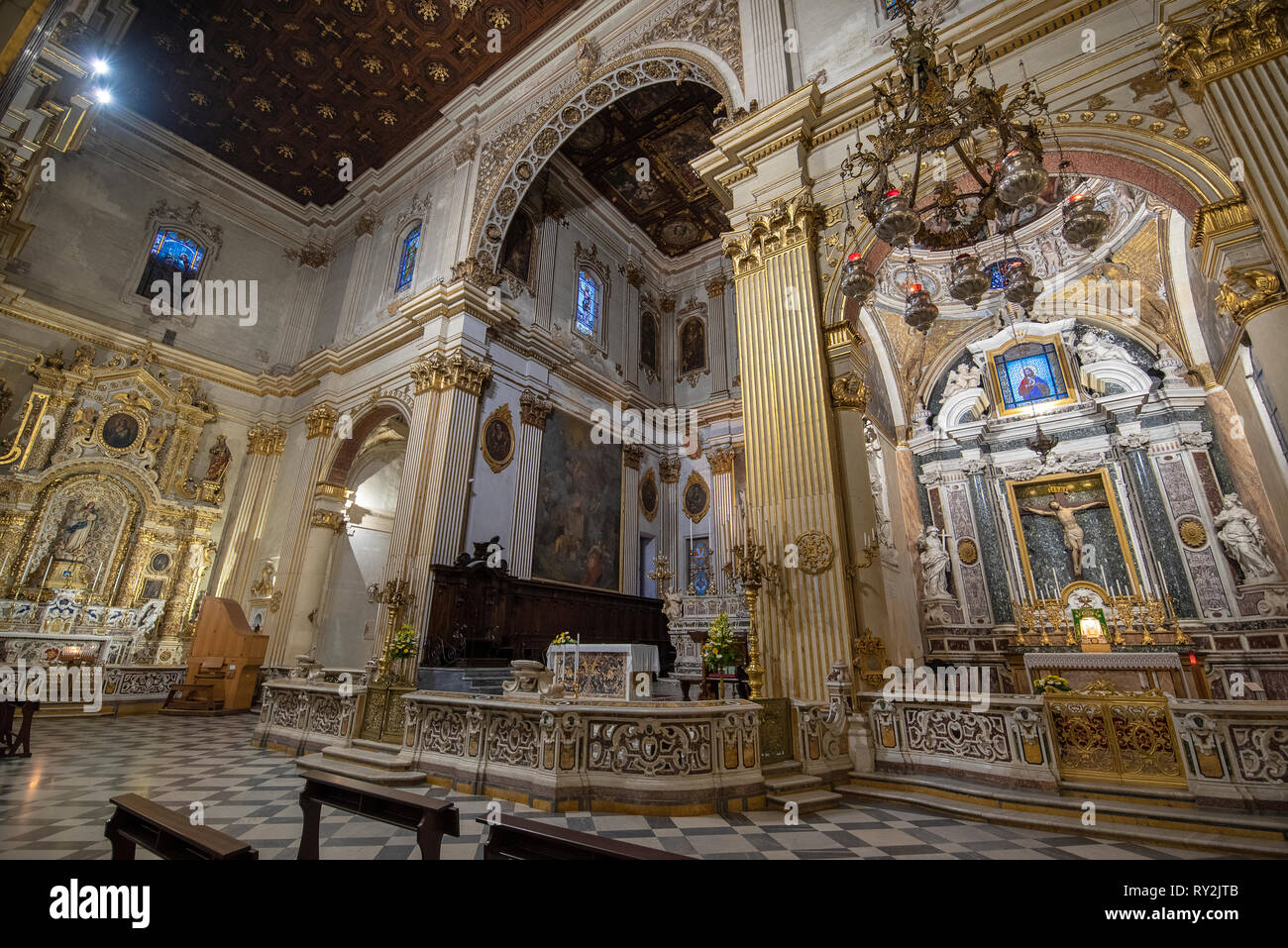 À l'intérieur intérieur de la cathédrale de la Vierge Marie ( Basilica di Santa Maria Assunta in Cielo ). Église sur la Piazza del Duomo. LECCE, Pouilles, Italie Banque D'Images