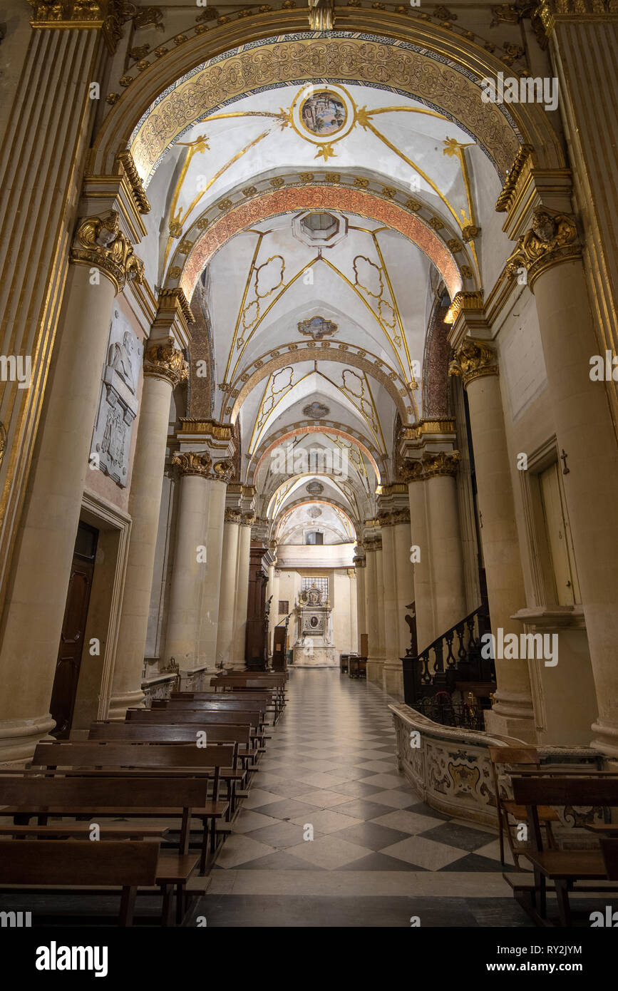À l'intérieur intérieur de la cathédrale de la Vierge Marie ( Basilica di Santa Maria Assunta in Cielo ). Église sur la Piazza del Duomo. LECCE, Pouilles, Italie Banque D'Images