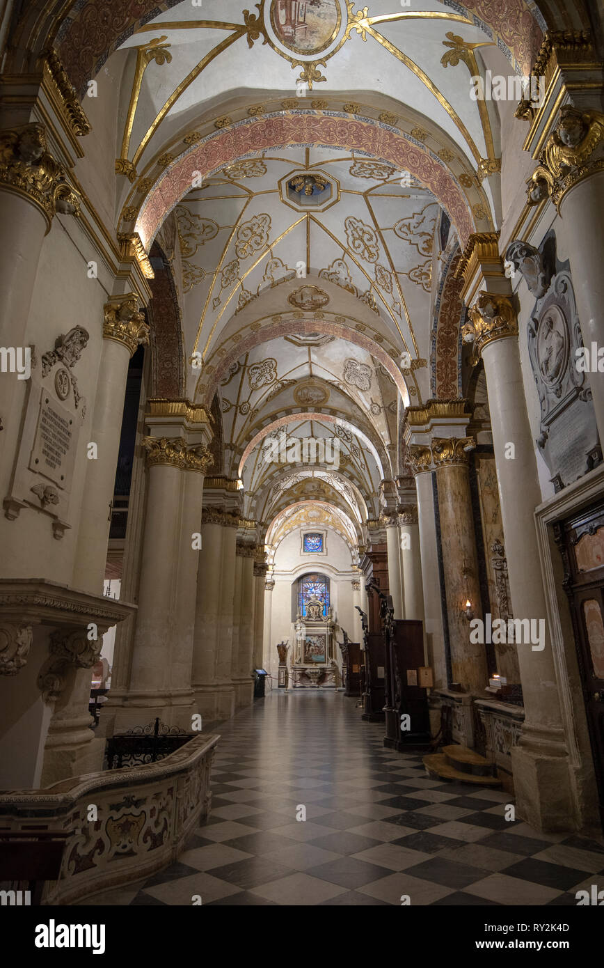 À l'intérieur intérieur de la cathédrale de la Vierge Marie ( Basilica di Santa Maria Assunta in Cielo ). Église sur la Piazza del Duomo. LECCE, Pouilles, Italie Banque D'Images