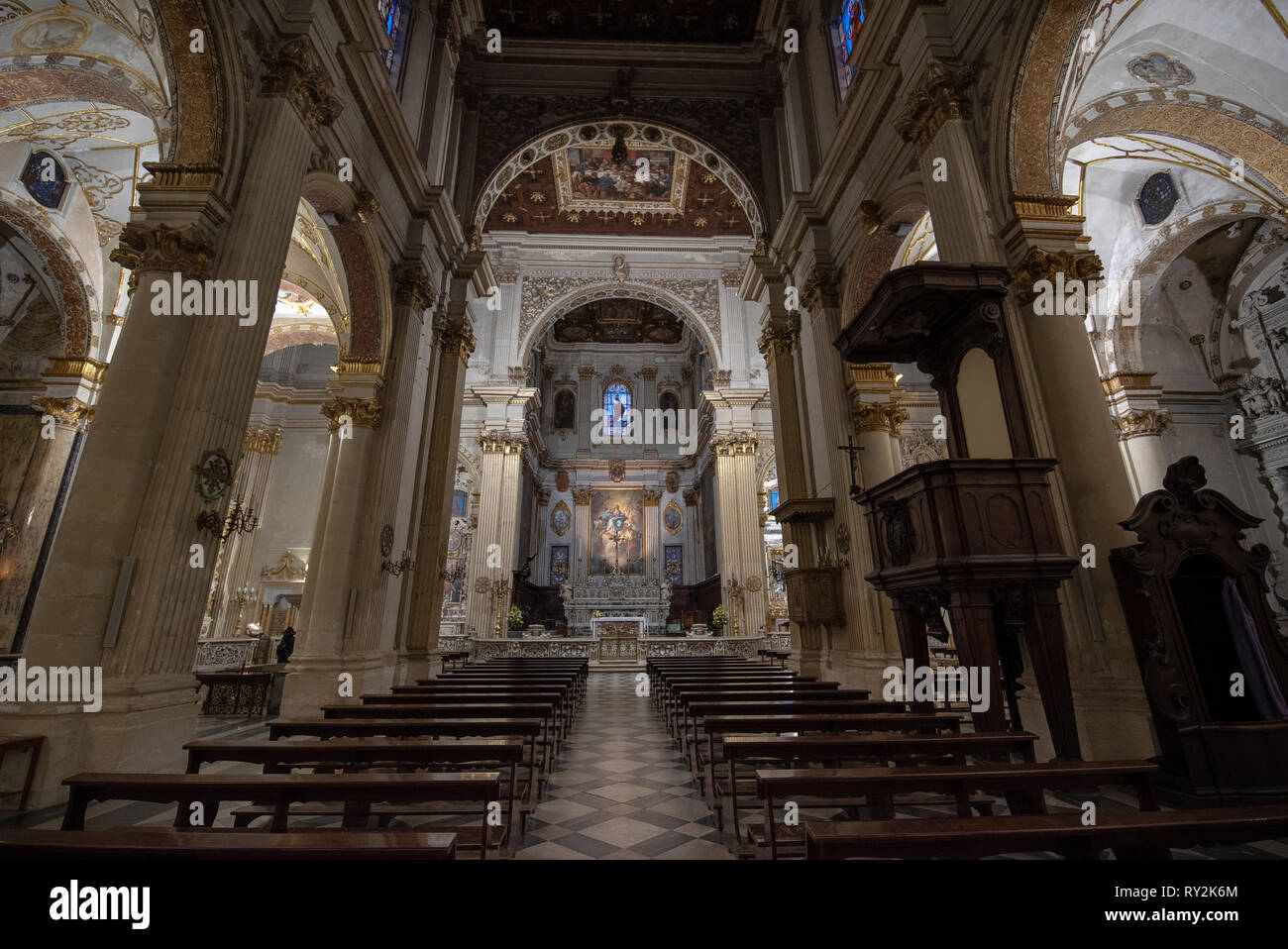 À l'intérieur intérieur de la cathédrale de la Vierge Marie ( Basilica di Santa Maria Assunta in Cielo ). Église sur la Piazza del Duomo. LECCE, Pouilles, Italie Banque D'Images