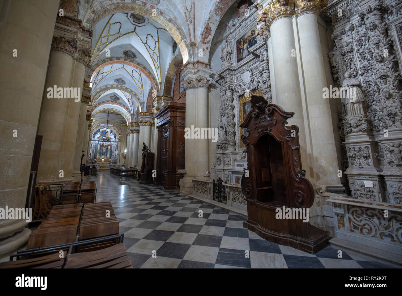 À l'intérieur intérieur de la cathédrale de la Vierge Marie ( Basilica di Santa Maria Assunta in Cielo ). Église sur la Piazza del Duomo. LECCE, Pouilles, Italie Banque D'Images