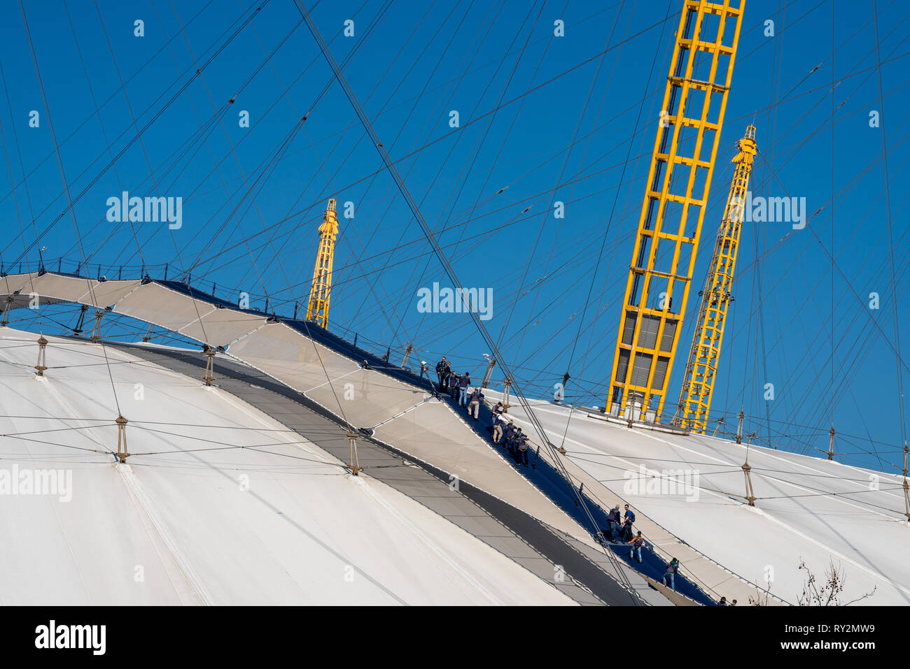 Jusqu'à l'O2 arena en tant que touristes marcher sur le toit Banque D'Images