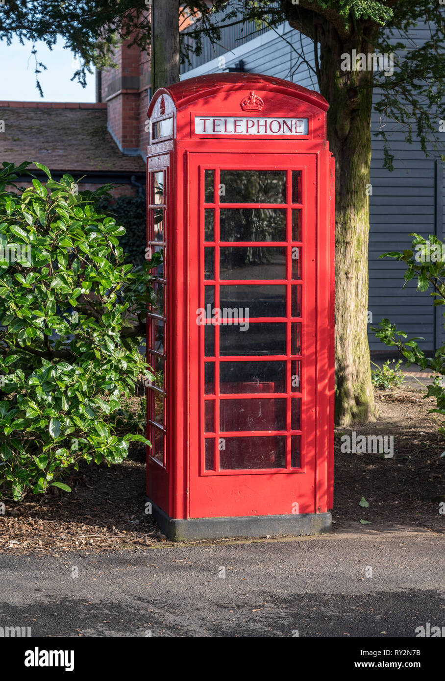 Téléphone BT fort parmi les buissons en Angleterre Banque D'Images