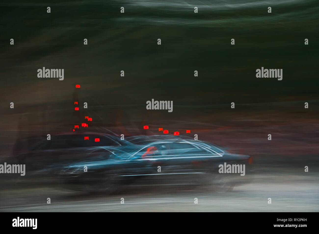 Voiture de police sombre avec balise rouge sur. L'Impressionnisme Expressionnisme abstrait Nature Morte photographie en mouvement Banque D'Images