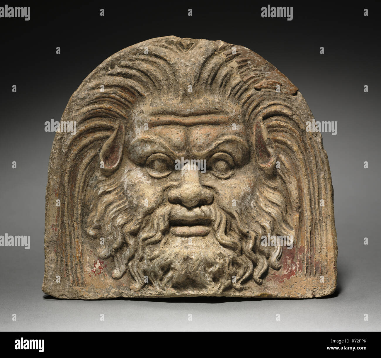 Antefix avec Satyr Face, 370-330 BC. L'Italie, la mi-4e siècle BC. Sols en terre cuite ; total : 17,1 cm (6 3/4 po Banque D'Images