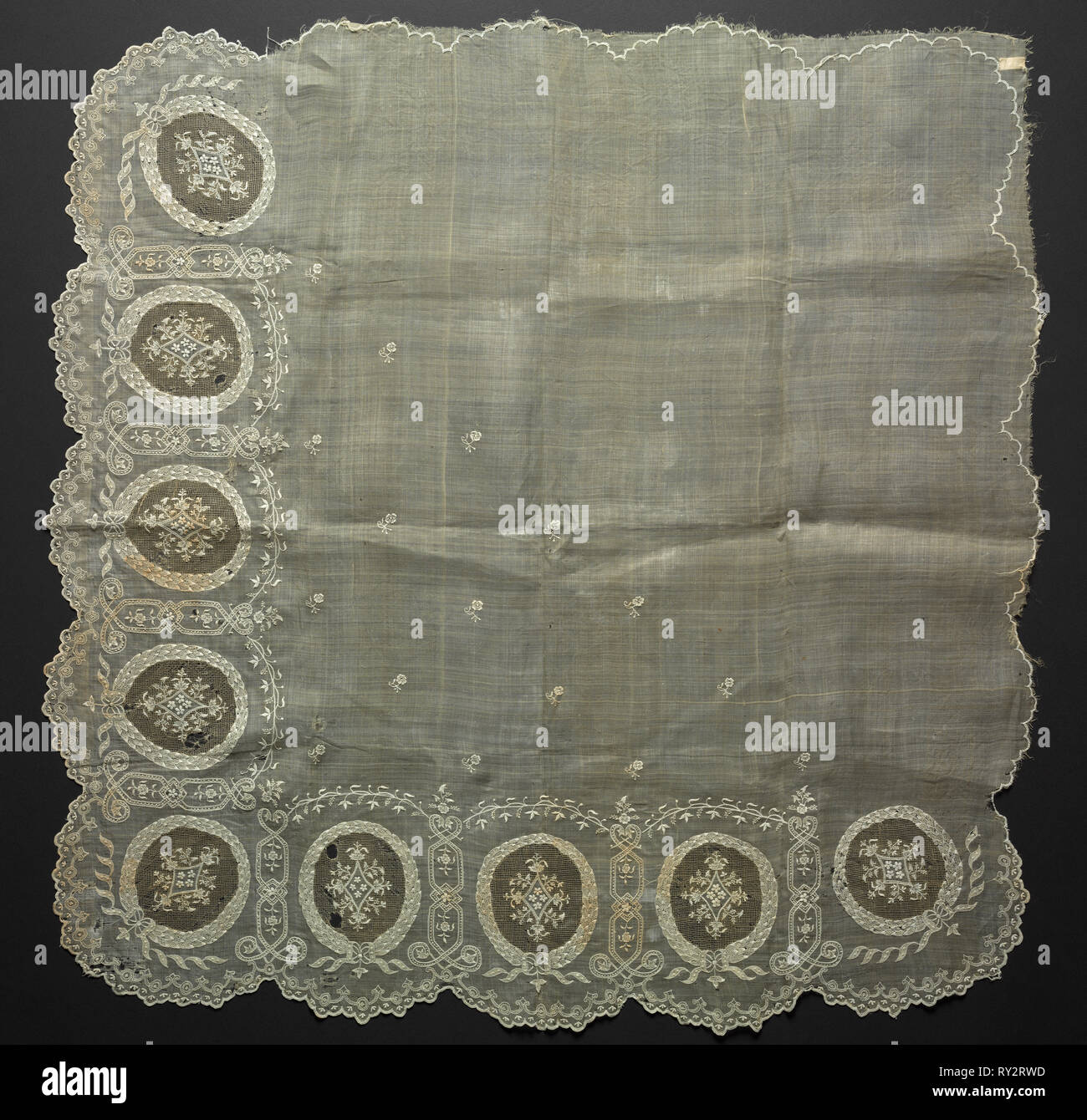 Bande brodée de bordure, 19e siècle. Philippines, 19e siècle. Broderie en fil écru sur pina cloth ; Total : 80 x 77,8 cm (31 1/2 x 30 5/8 po Banque D'Images