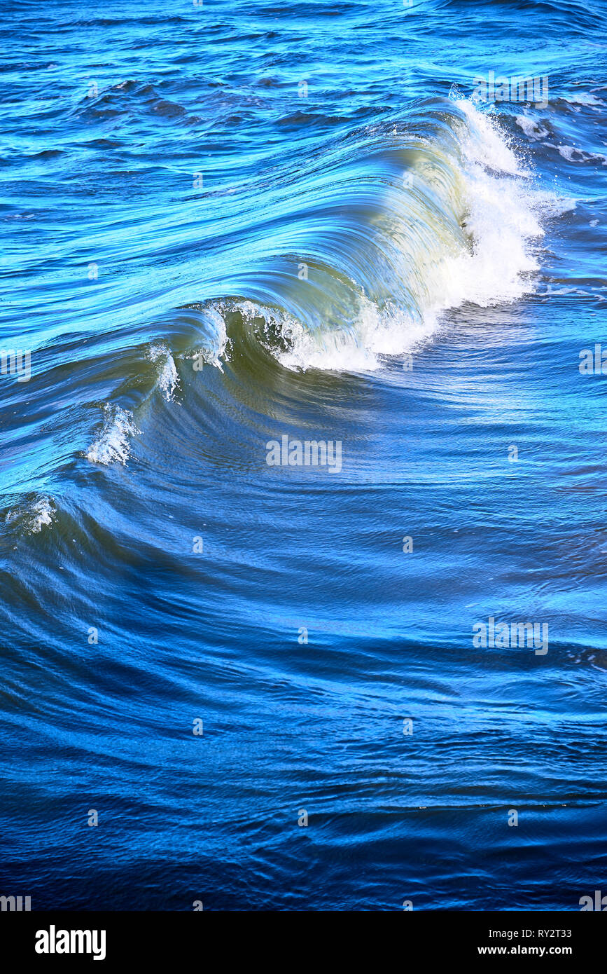Déferlante dans une tempête sur la mer bleu-vert Banque D'Images