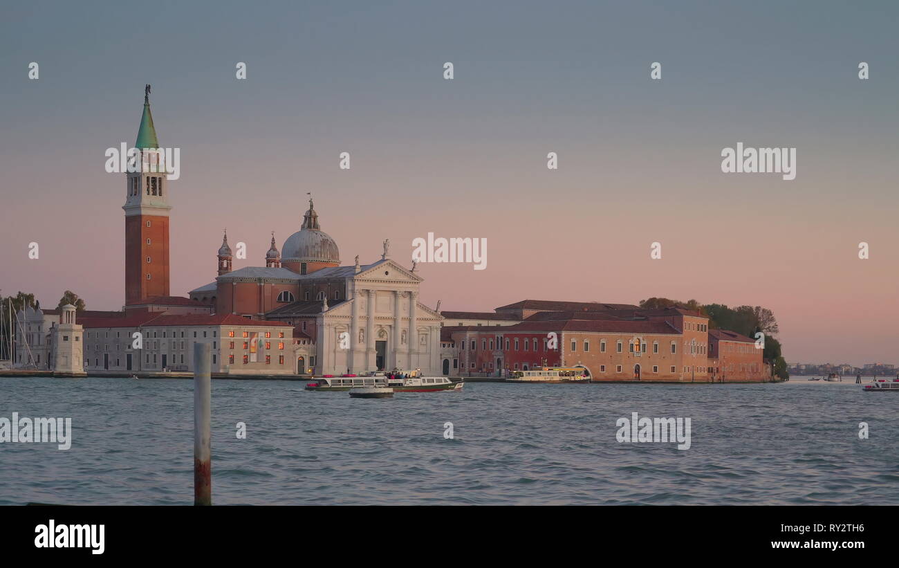 Le bateau de croisière dans la mer à Venise avec les bâtiments rouge sur le port à l'arrière à Venise Italie Banque D'Images