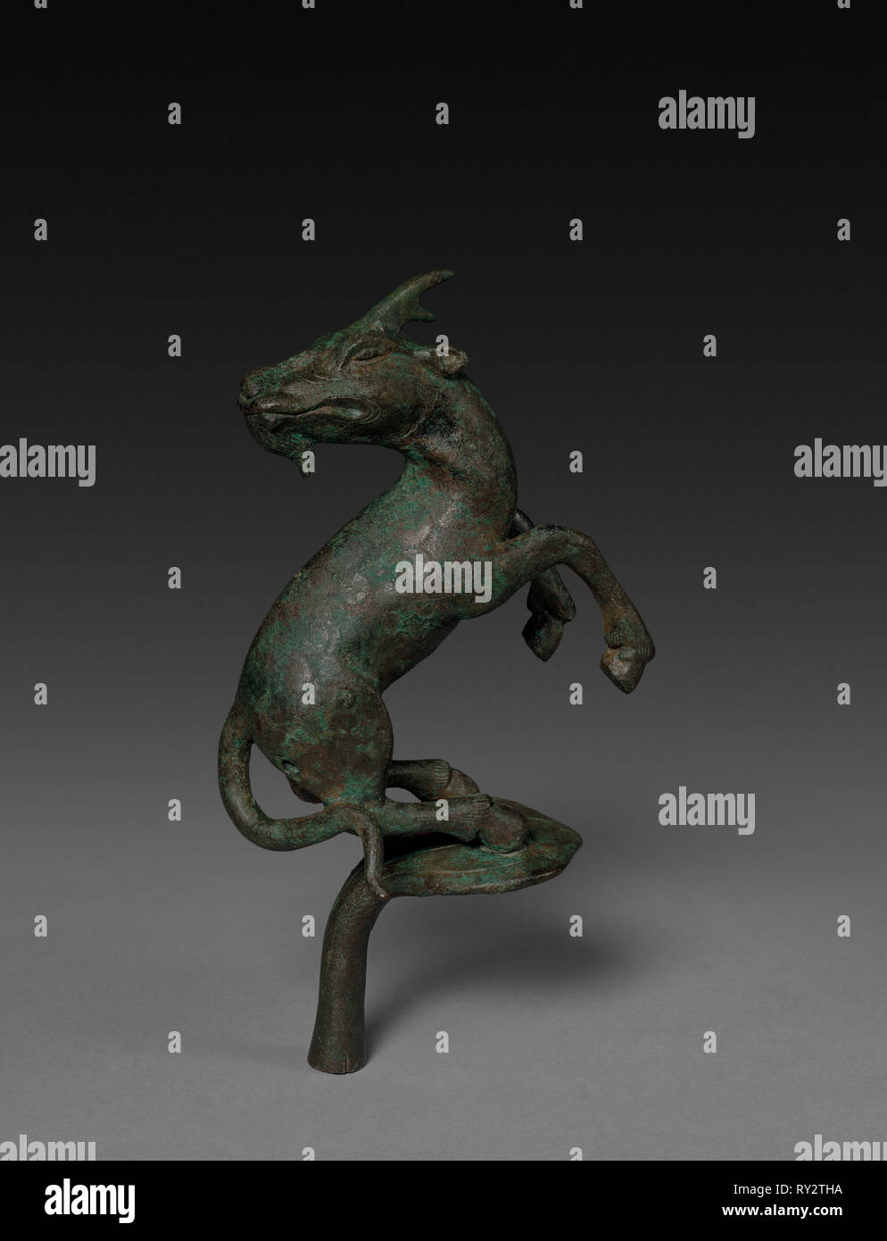 Animal mythique : Tianlu, 960-1127. Chine, dynastie des Song du Nord (960-1127). Bronze ; total : 19,1 cm (7 1/2 po Banque D'Images