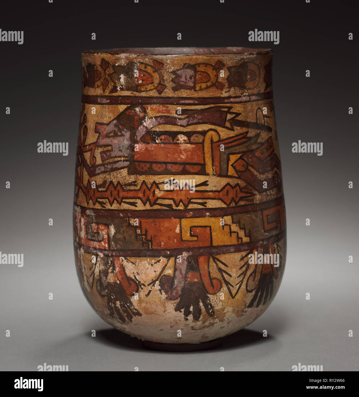 Vase avec Trophy-chefs et guerriers, ch. 450-600. Le Pérou, Côte Sud, Nasca, 5ème-7ème siècle. En faïence de couleur ; total : 19,4 x 14 cm (7 5/8 x 5 1/2 po Banque D'Images